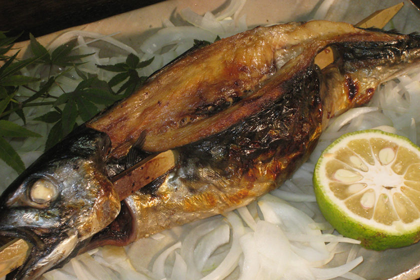 Very popular: Mackerel thoroughly grilled over charcoal fire!