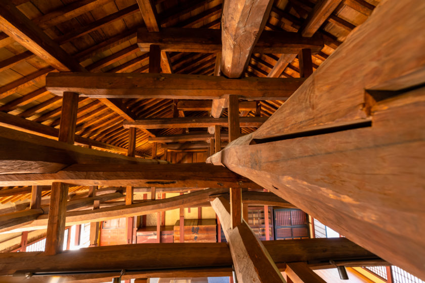 Attic and roof truss of main house that can be seen up close (3F)