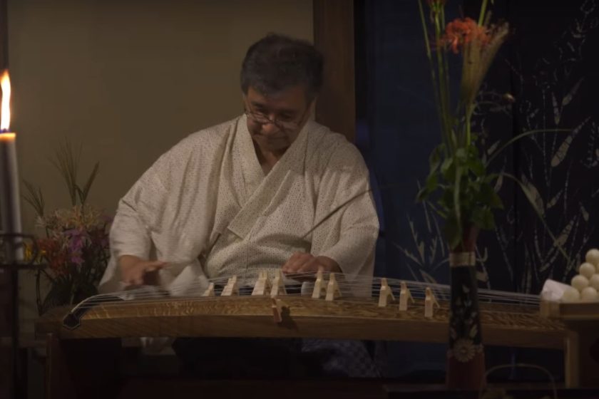 It is fun to stroll the streets while listening to the sound of a Koto harp