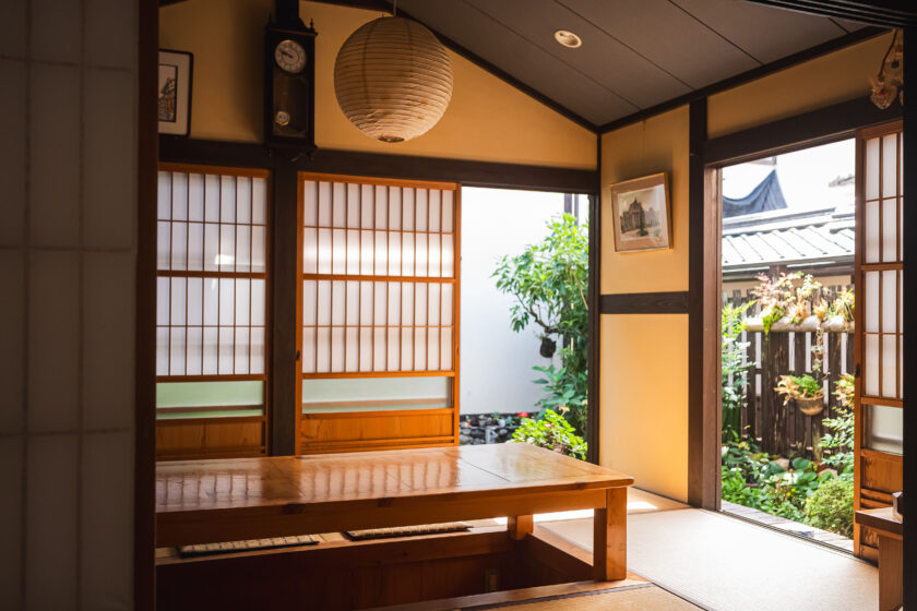 Enjoy the daily life in town from morning to evening